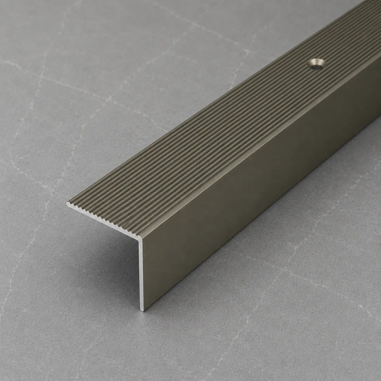 Aluminium_Stair_Nosing_Anodised_Grooved_Anti-Slip_30x30_Champagne image