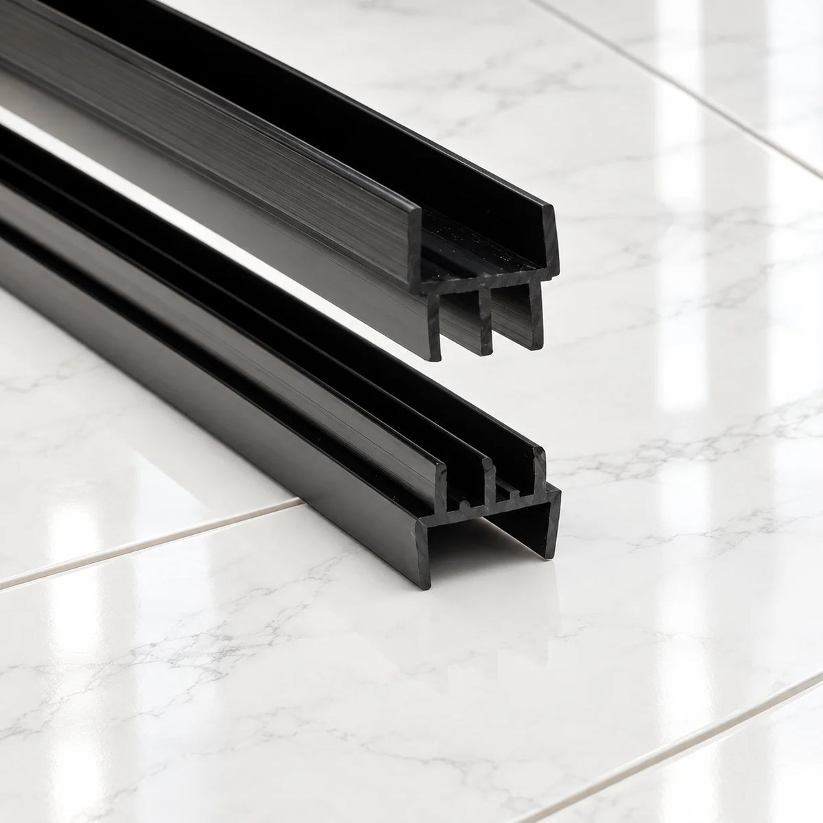Clip-On Vivarium Top & Bottom Runners for 4mm Glass, 15/18mm Board In Black