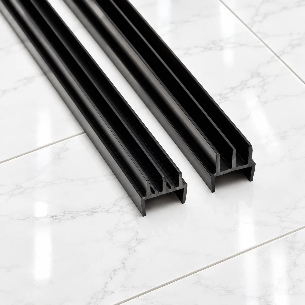 Clip-On Vivarium Top & Bottom Runners for 4mm Glass, 15/18mm Board In Black Color