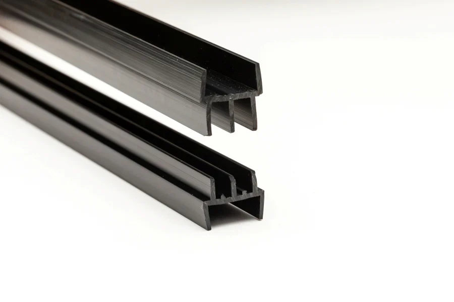 Black Clip-On Vivarium Top & Bottom Runners for 4mm Glass, 15/18mm Board Close Up