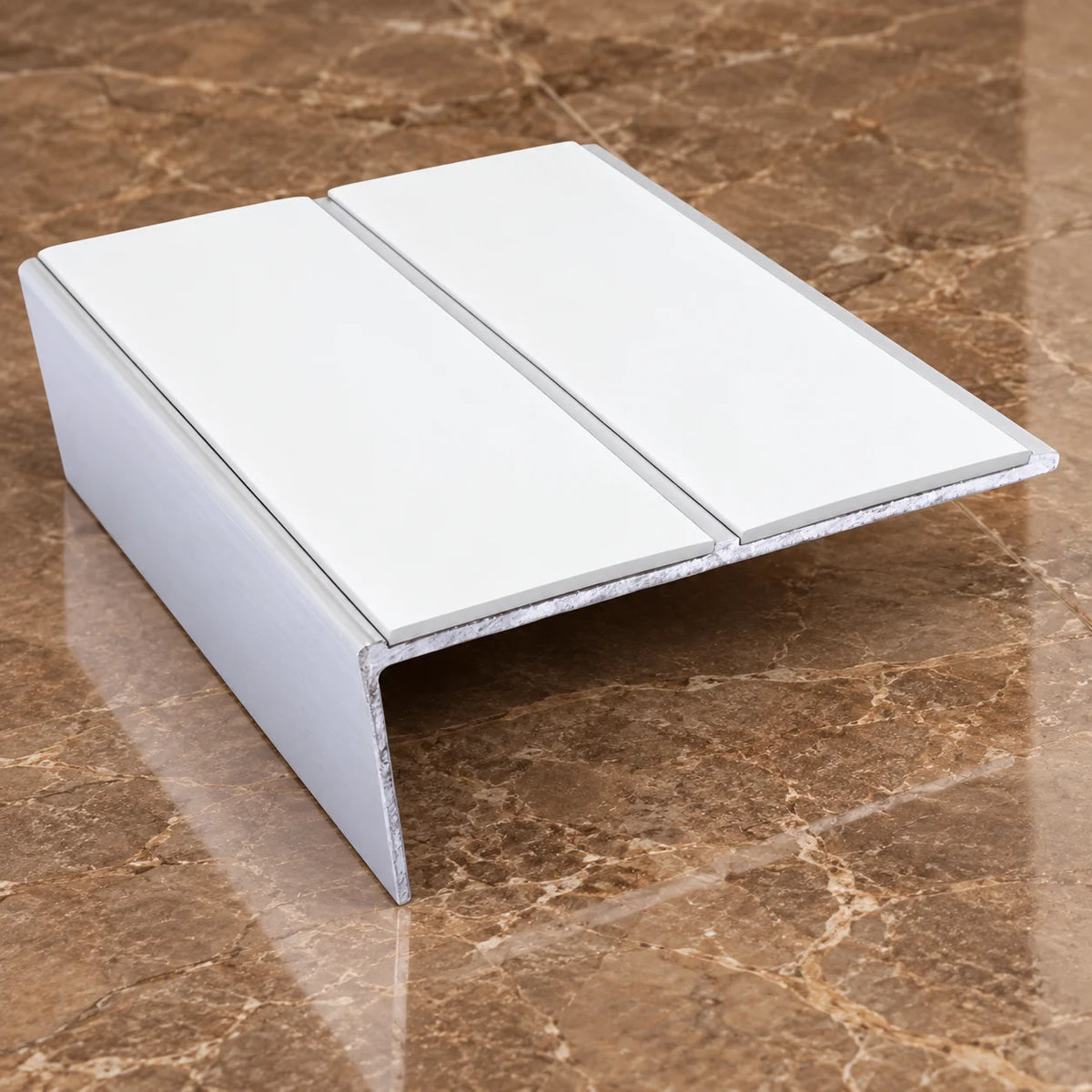 NSL10 85x32mm Aluminium Rakeback Non-Slip Stair Nosing In White Color